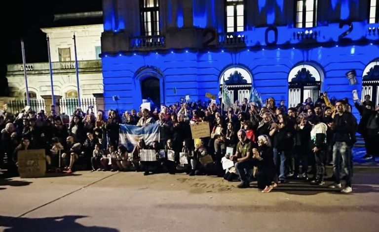 Masiva manifestación en la Plaza 25 de Mayo a favor de la Universidad