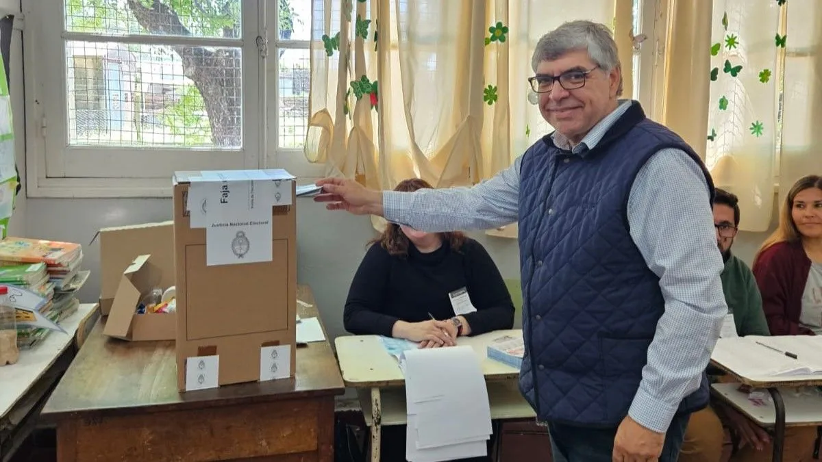 Darío Duretti, funcionario provincial, votó esta mañana en la Escuela Nº5