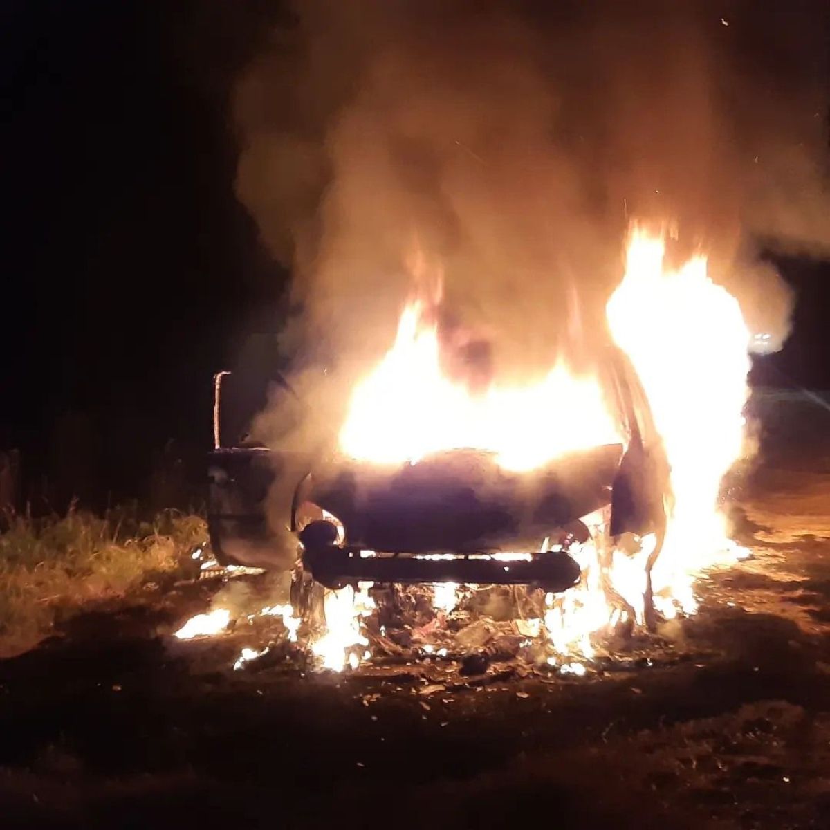 Ruta 5: incendio total de un auto que viajaba a Mechita