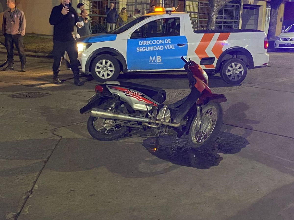 Fuerte choque en la esquina de Urquiza y Saavedra: una joven resultó herida