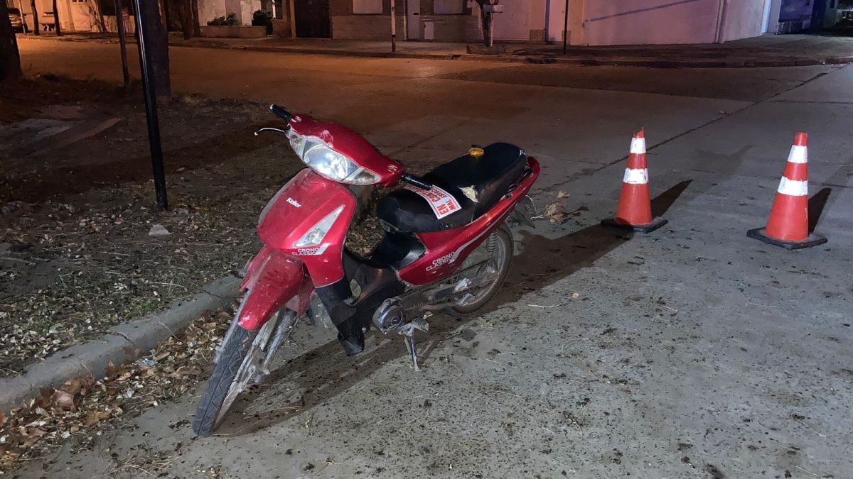 Chocaron dos motos y una se dio a la fuga