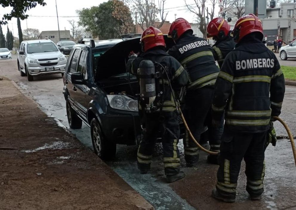 Incendio de una camioneta en Olavarría y Sarmiento