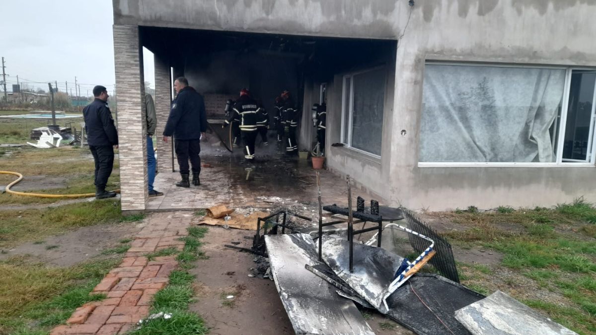 Importante incendio habitacional en el barrio "Los Robles de la Abuela"