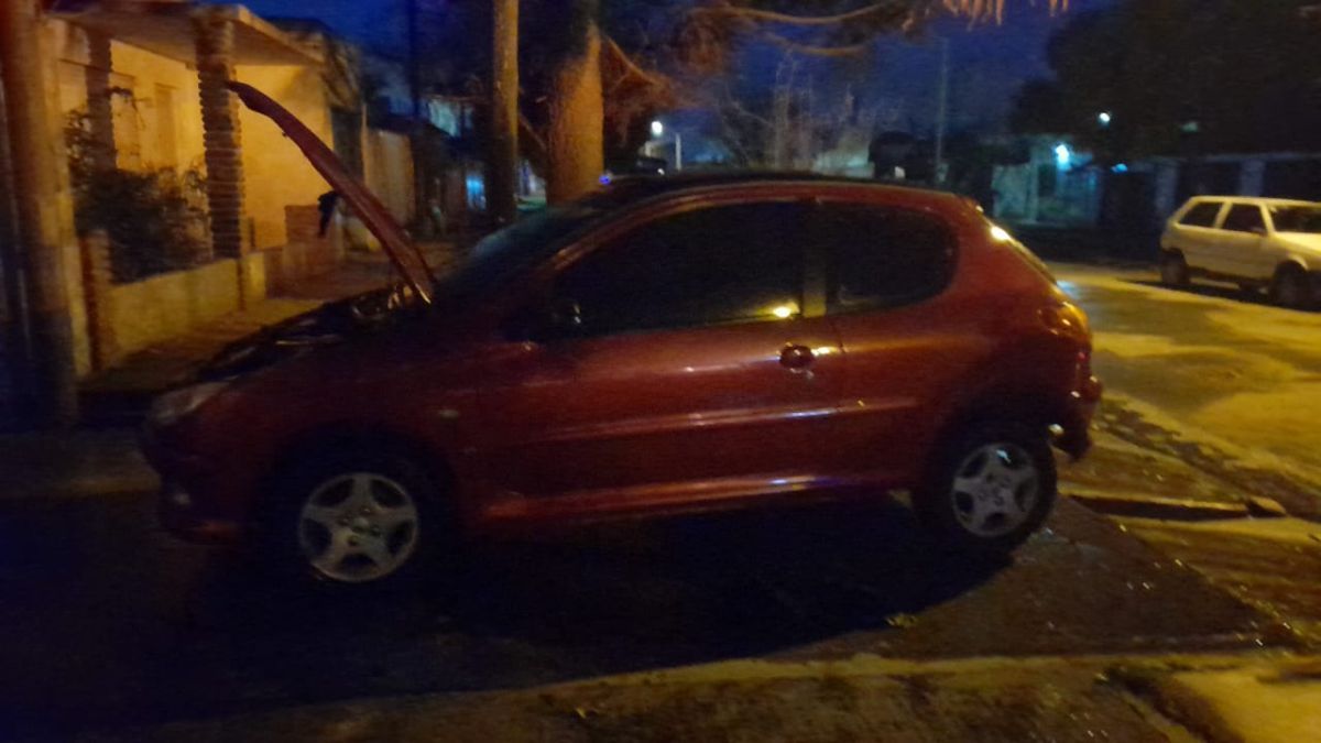 Principio de incendio en un auto, a pocas horas de salir del taller