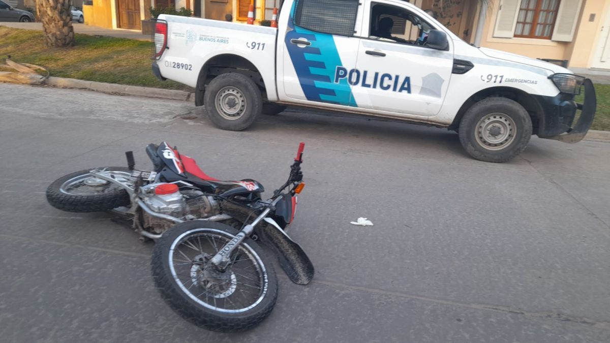 Conductora de moto perdió el control y cayó al suelo