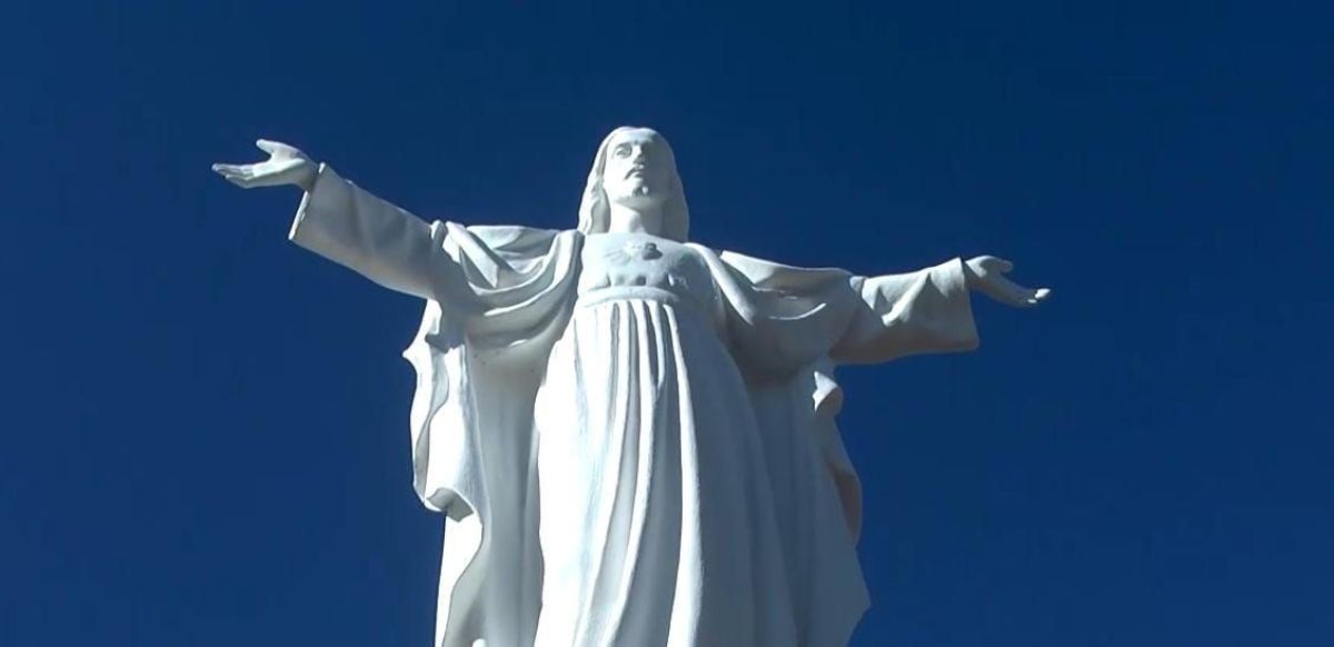 Regresó la escultura del Cristo a la rotonda, mirando hacia Bragado