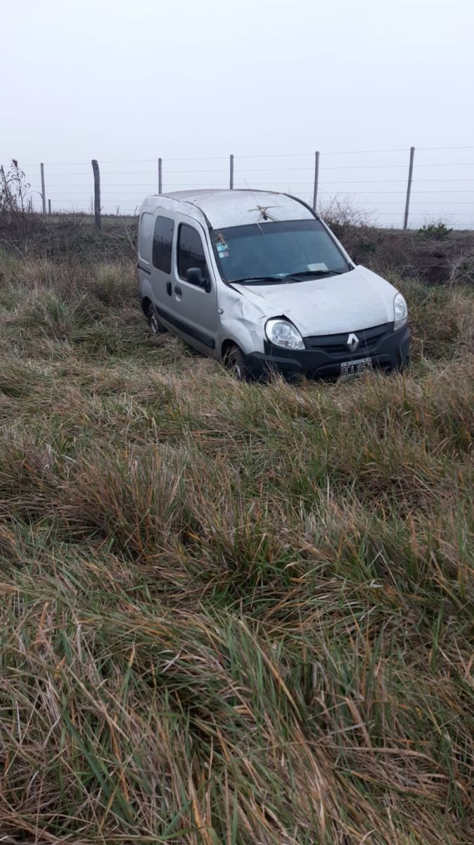Ruta 5: despiste y vuelco de una camioneta en el kilómetro 227