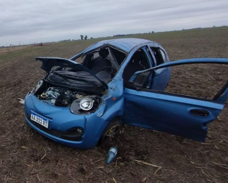 Un bragadense quedó atrapado en su auto tras volcar en la Ruta 5