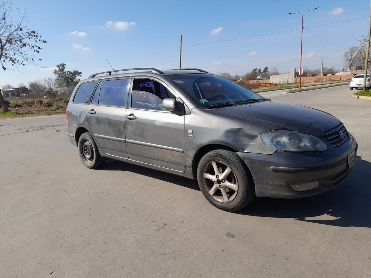Chocaron una moto y un auto: se llevaron el ciclomotor antes de que llegue la Policía