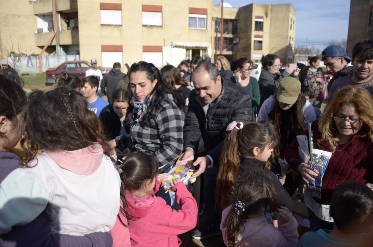 "Chapu" Fernández se anticipó al día del niño y festeja junto a los vecinos del barrio Fonavi II