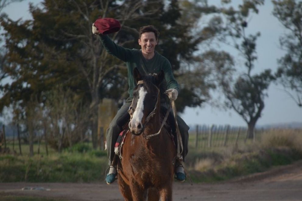 De la campaña atlética, al caballo: Mariano Marini cabalgó hasta Olascoaga para llevar sus propuestas