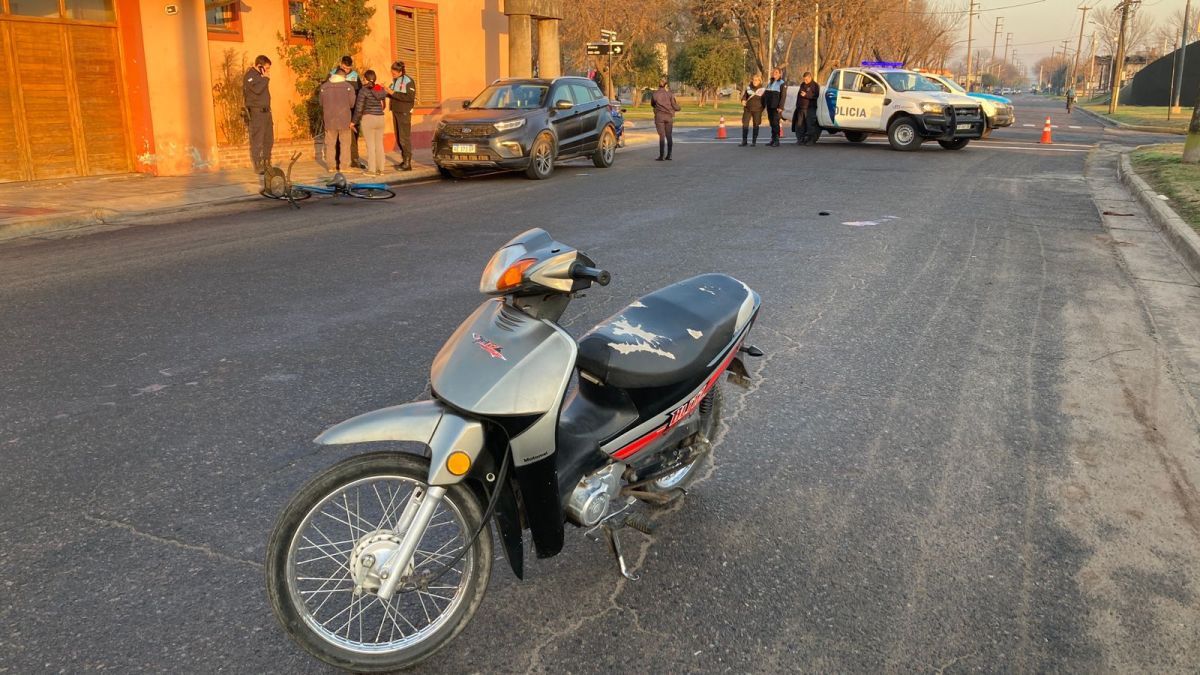 Accidente de tránsito entre una moto y una bicleta: una mujer resultó herida