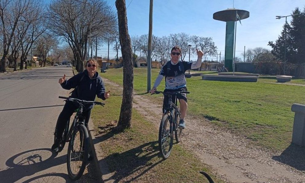 Marini continúa apostando a diferenciarse: viajó a Comodoro en bicicleta, con un mensaje federal