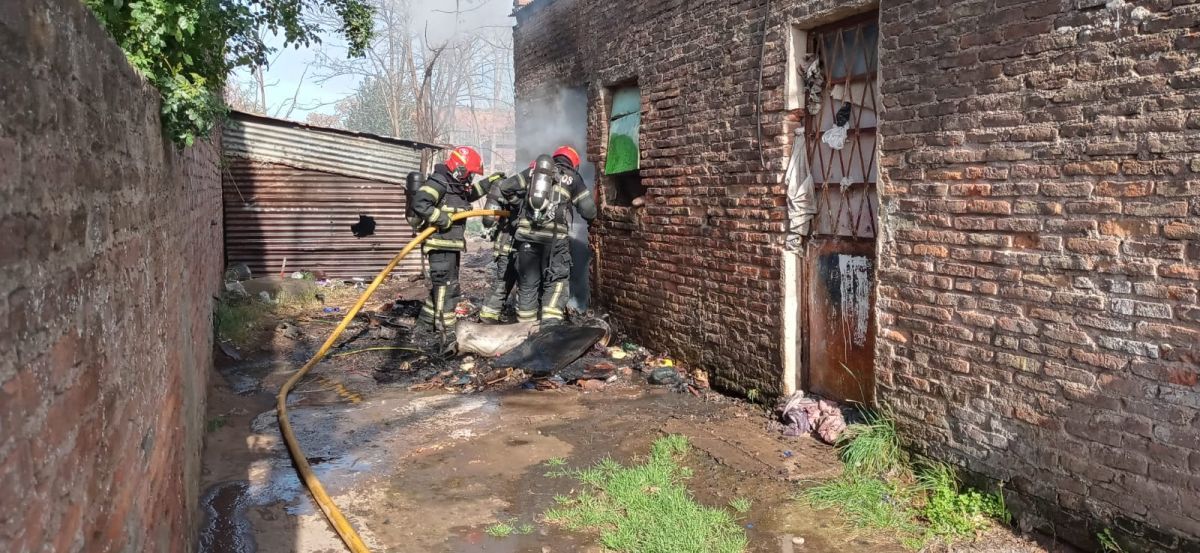 Incendio en una casa sobre Del Busto al 600