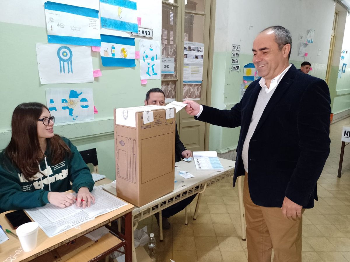 “Chapu” Fernández fue el primer precandidato a intendente en votar