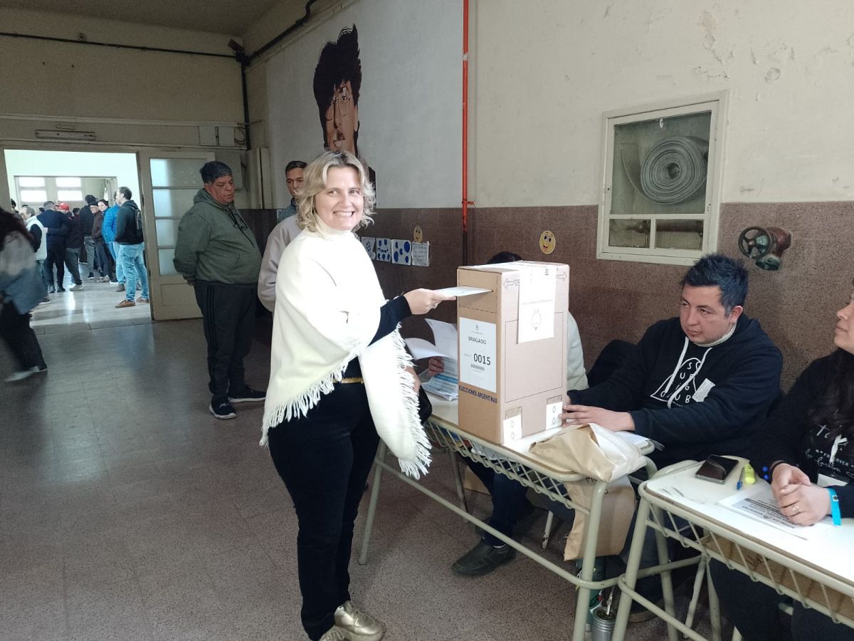 Carla Bruno emitió su voto: "Estoy muy feliz en este día de democracia"