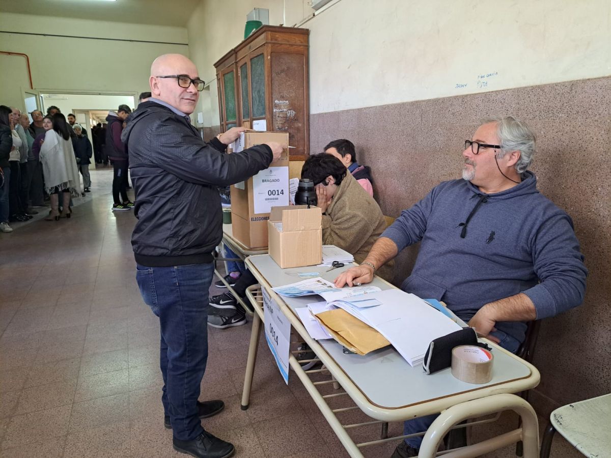 Broggi votó y manifestó estar disgustado por el faltante de sus boletas en varias escuelas