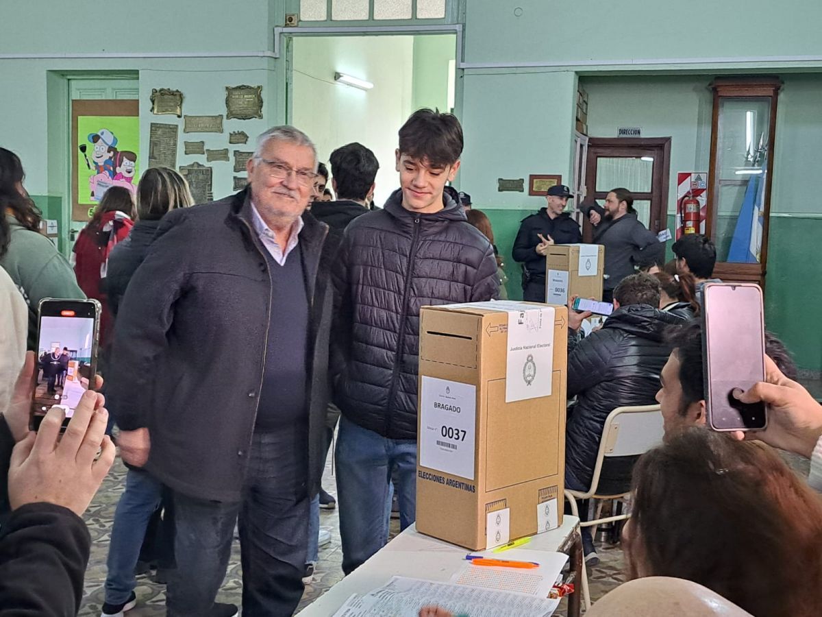 Vicente Gatica cumplió con el acto cívico de votar, acompañado de su nieto mayor