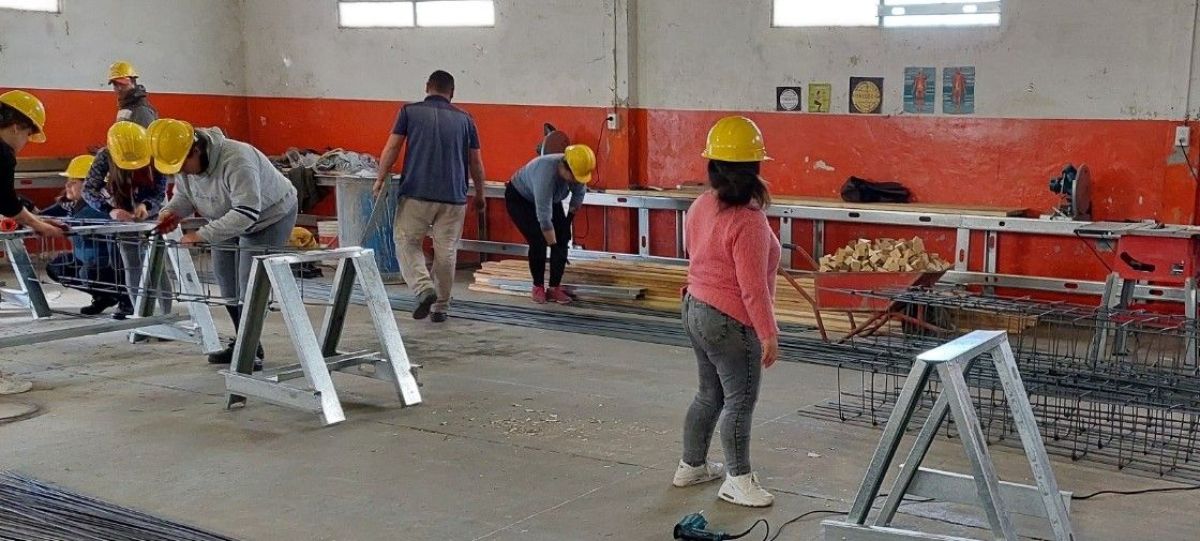 Así trabajan los adjudicatarios en la autoconstrucción de las viviendas de Cáritas