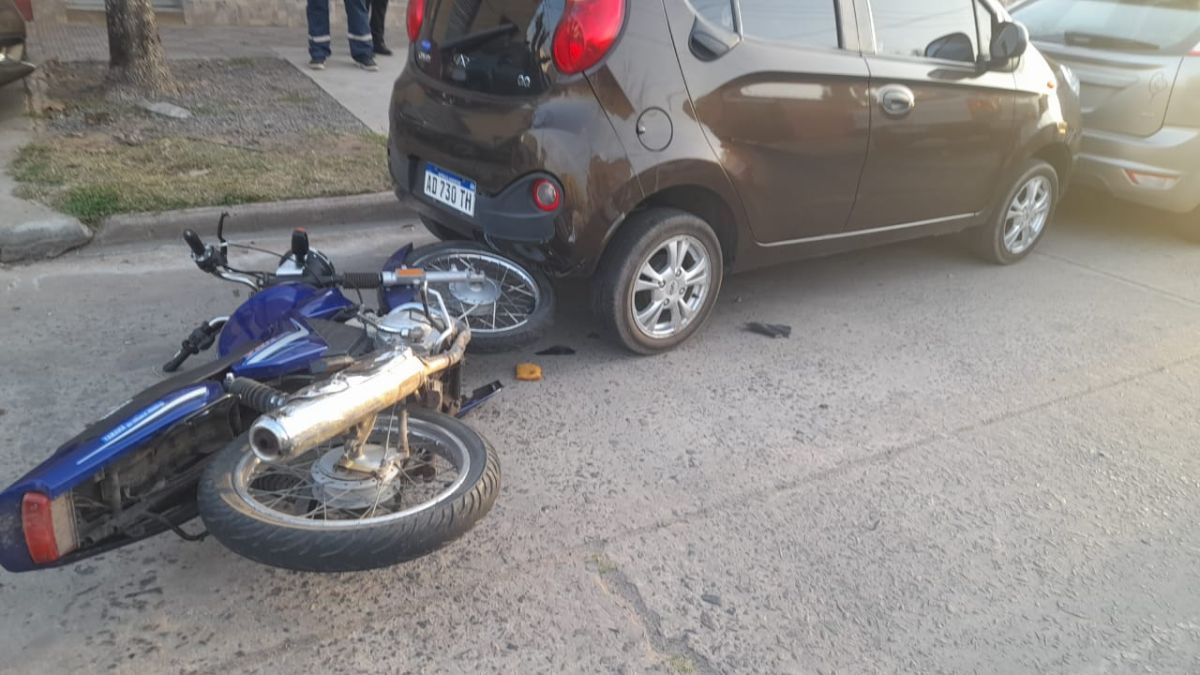 Fuerte choque entre un auto y una moto: otro vehículo también fue impactado