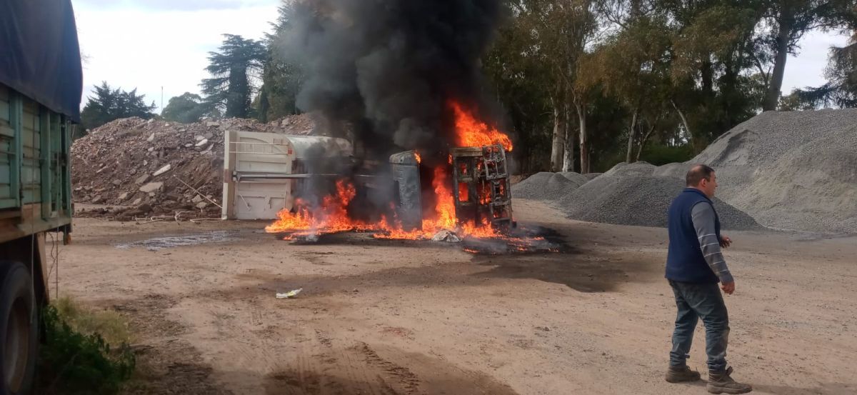 Destrucción total de un camión tras un voraz incendio