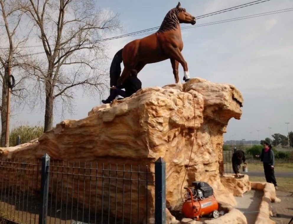 Dos vecinos de Bragado, solicitan información al Ejecutivo Municipal sobre la restauración del monumento al caballo