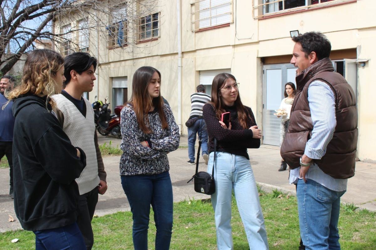 Tomasino se reunió con los empleados más jóvenes del municipio