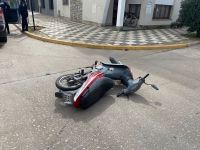 Choque entre un auto y una moto en la esquina de Barrera y Escalada