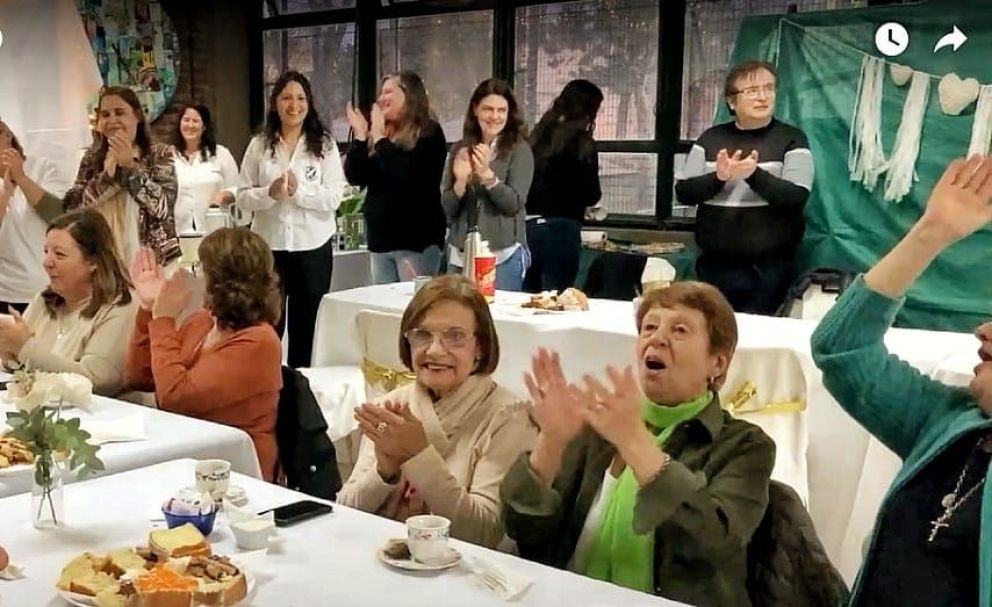 La escuela Comercial agasajó a sus jubilados con un encuentro de té