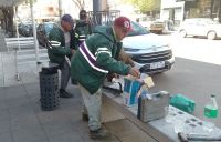 Embellecimiento de la zona céntrica: colocan dos bancos y cestos por cuadra