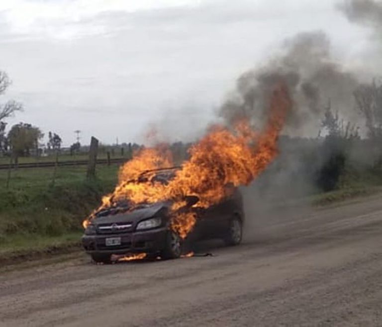 Destrucción total de un auto en Olascoaga tras un incendio