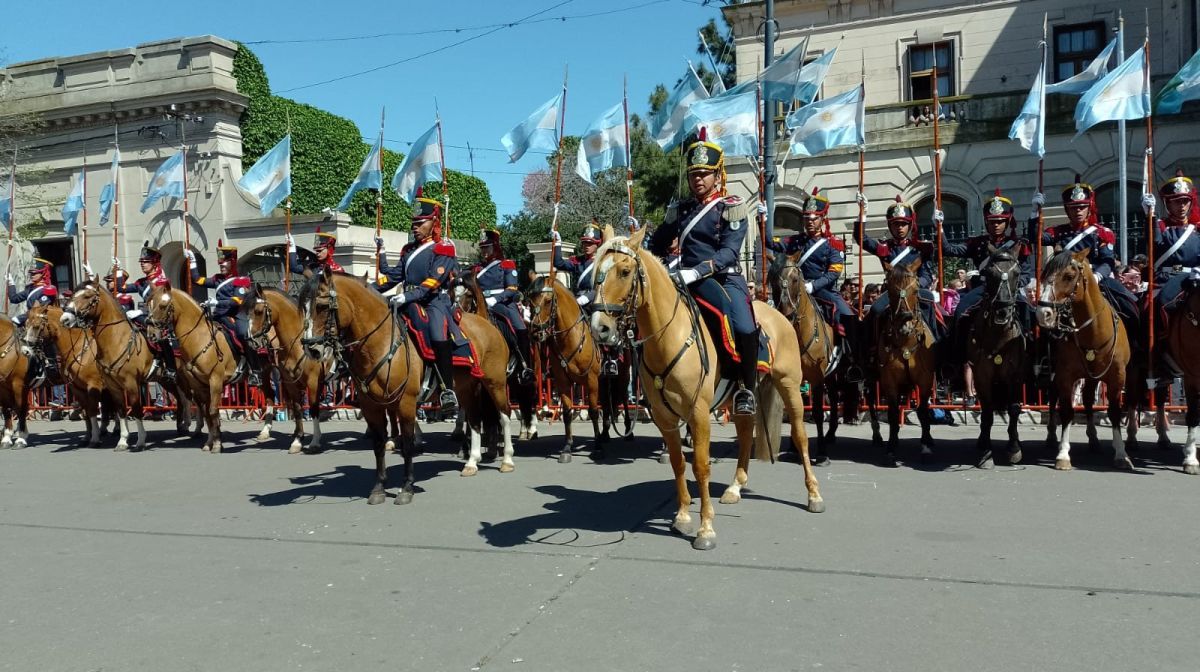 Los Granaderos y la Banda Militar Curupaytí engalanaron el paseo criollo de la Fiesta del Caballo