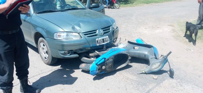 Accidente de tránsito entre un auto y una moto: dos personas heridas ...