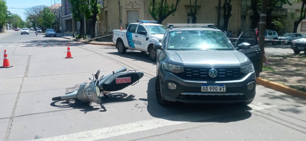 Choque en pleno centro: colisionaron un auto y una moto en Belgrano y Mitre