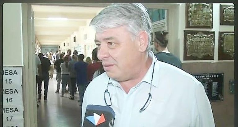 Alexis Camús votó en la Escuela Normal y dijo no creer en los cantos de sirena