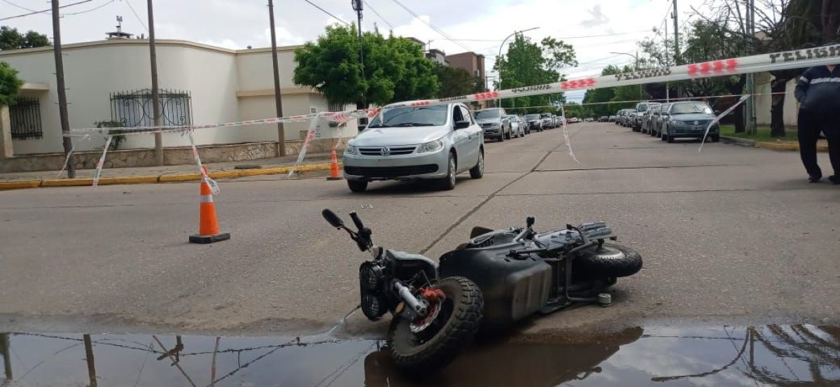 Choque entre un auto y una moto eléctrica: la motociclista fue trasladada al Hospital
