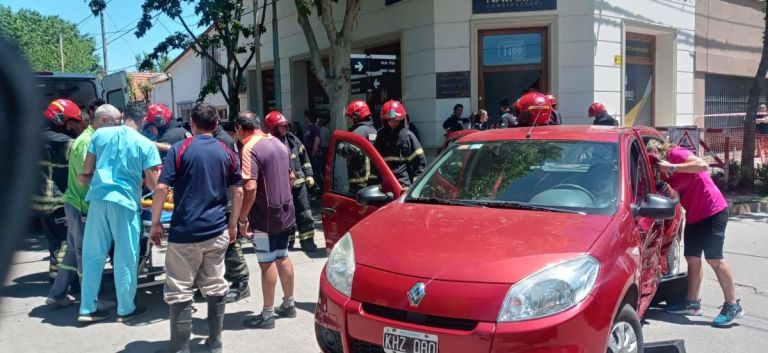 Fuerte Choque Entre Dos Autos: Bomberos Debió Retirar A Una Persona Del ...