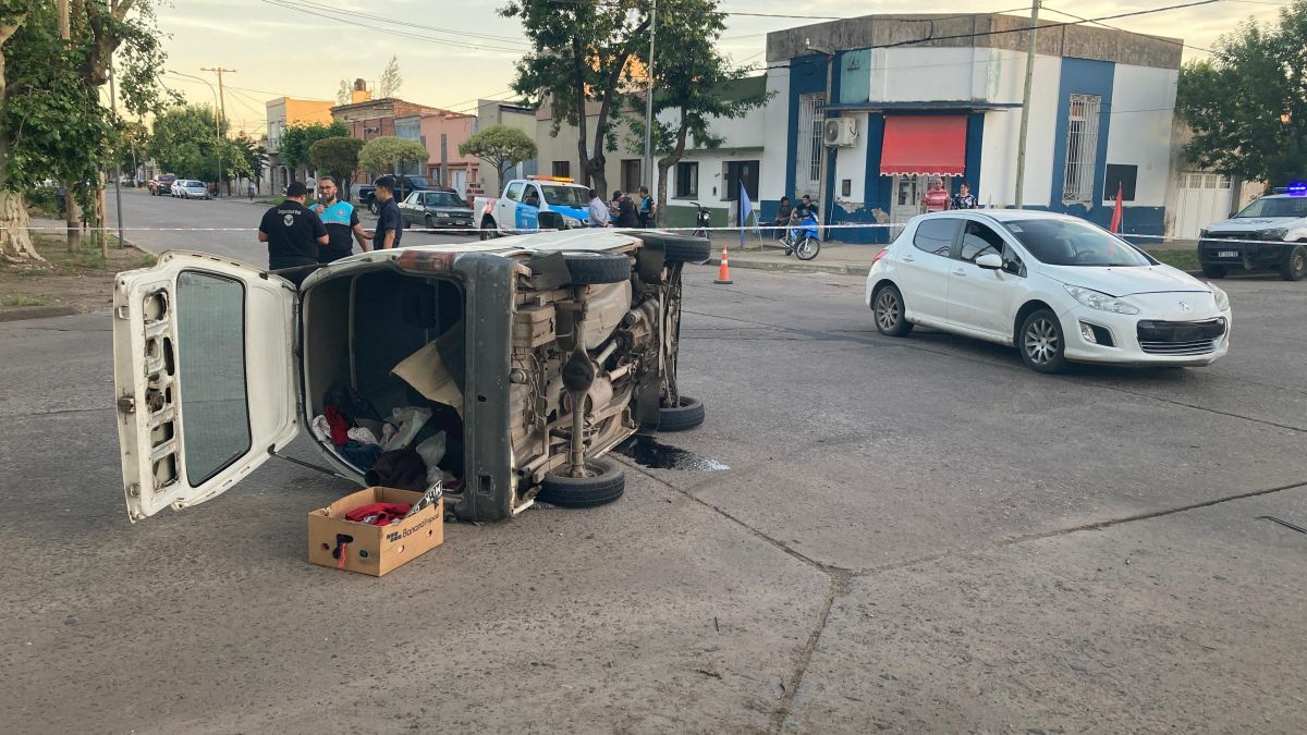Choque y vuelco en la esquina de San Martín y Santa María