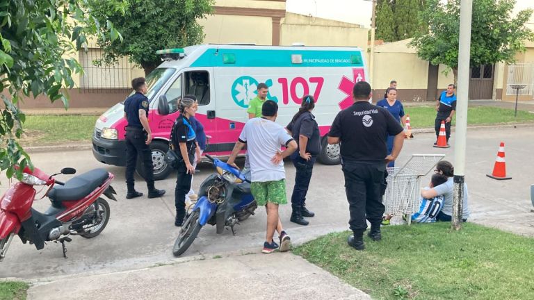 Una mujer y su hijo cayeron de la moto porque se les cruzó un perro ...