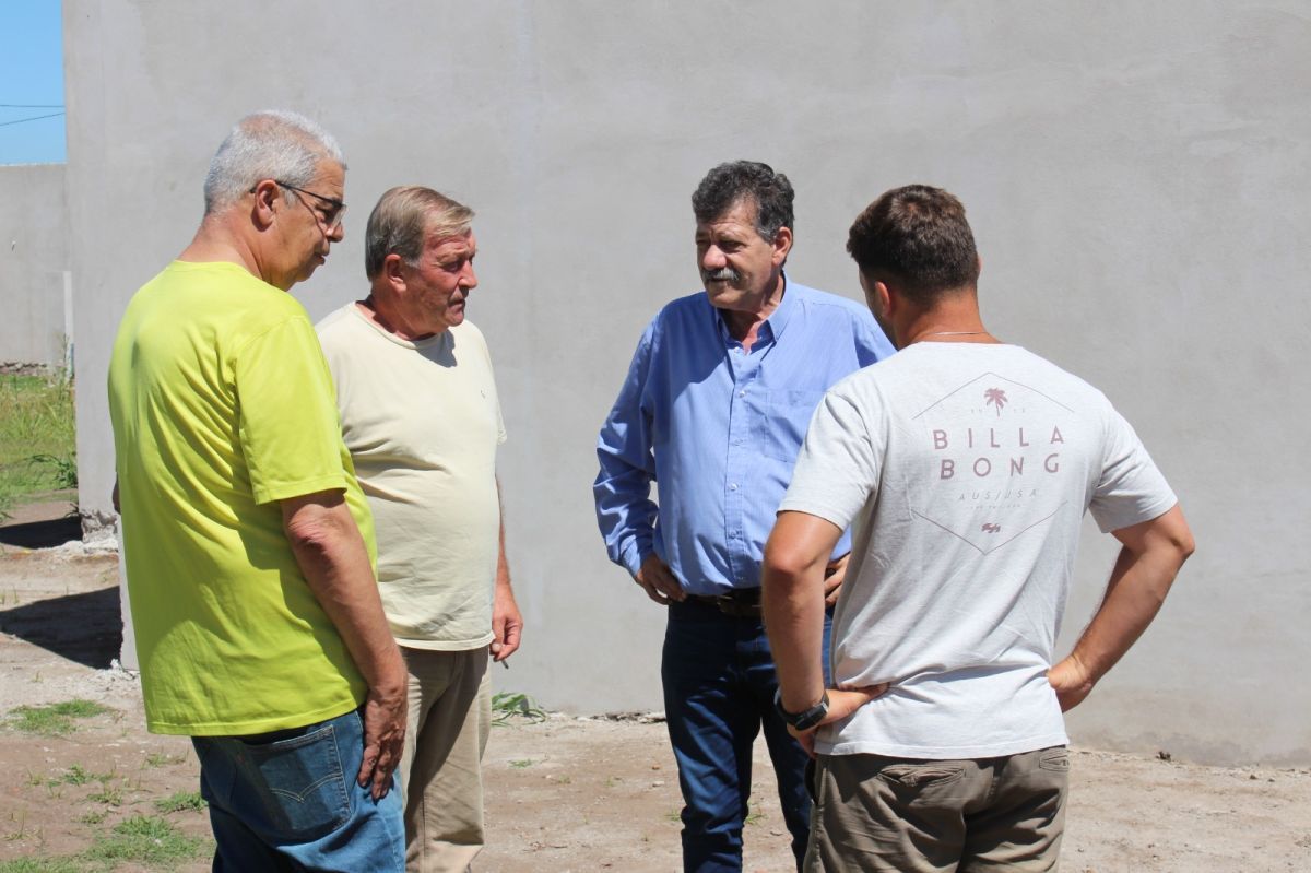 Barenghi recorrió las obras de viviendas en el barrio Tucho Lemos