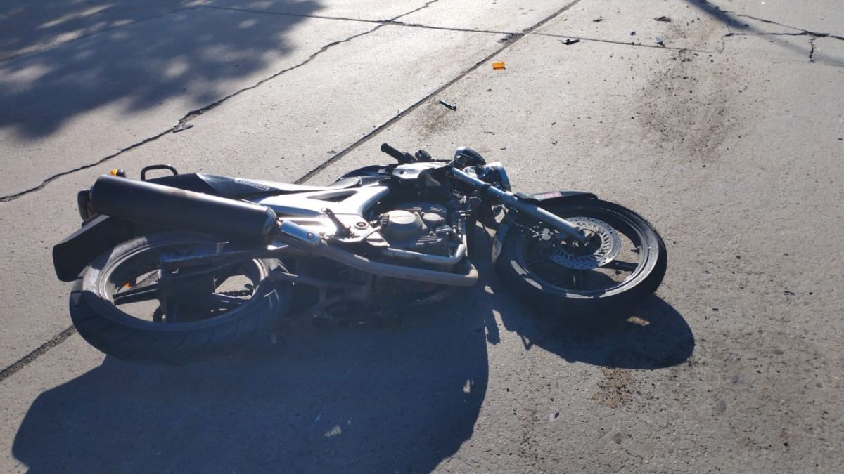 Motociclista cayó al suelo tras perder la estabilidad