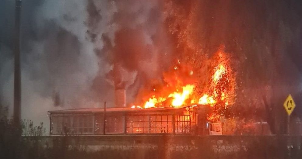 Voraz incendio en el puesto de comidas de la Ruta 5 que funcionaba en un colectivo