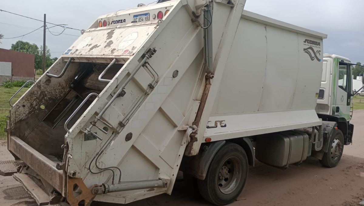 Siniestro vial entre un camión recolector de residuos y una moto 