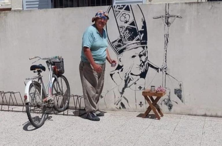 Felipe Amado restauró el mural de Juan Pablo II en la parroquia San Martín de Porres