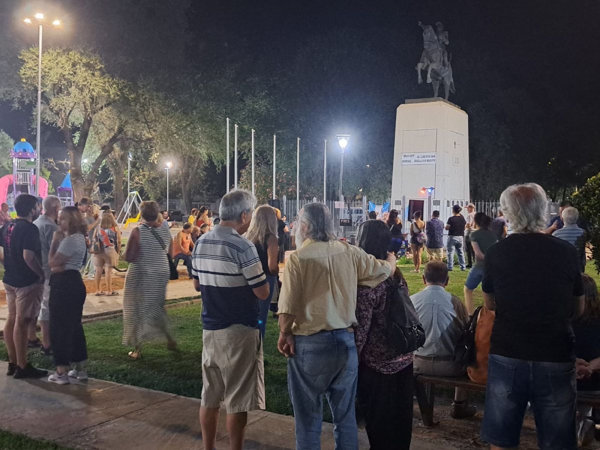 Movida cultural en la plaza San Martín, en rechazo a medidas de Javier Milei