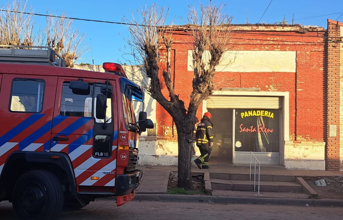 Los bomberos sofocaron un incendio en la panadería Santa Elena