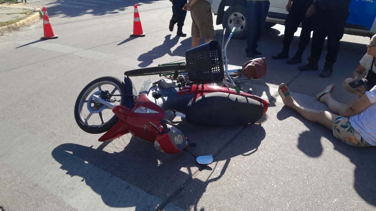 Accidente por un ciclista que habría cruzado en rojo: chocó contra una moto