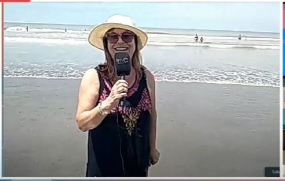 Bragado TV desde la playa: cobertura de Adriana Ferrari sobre el recambio turístico en Mar de Ajó