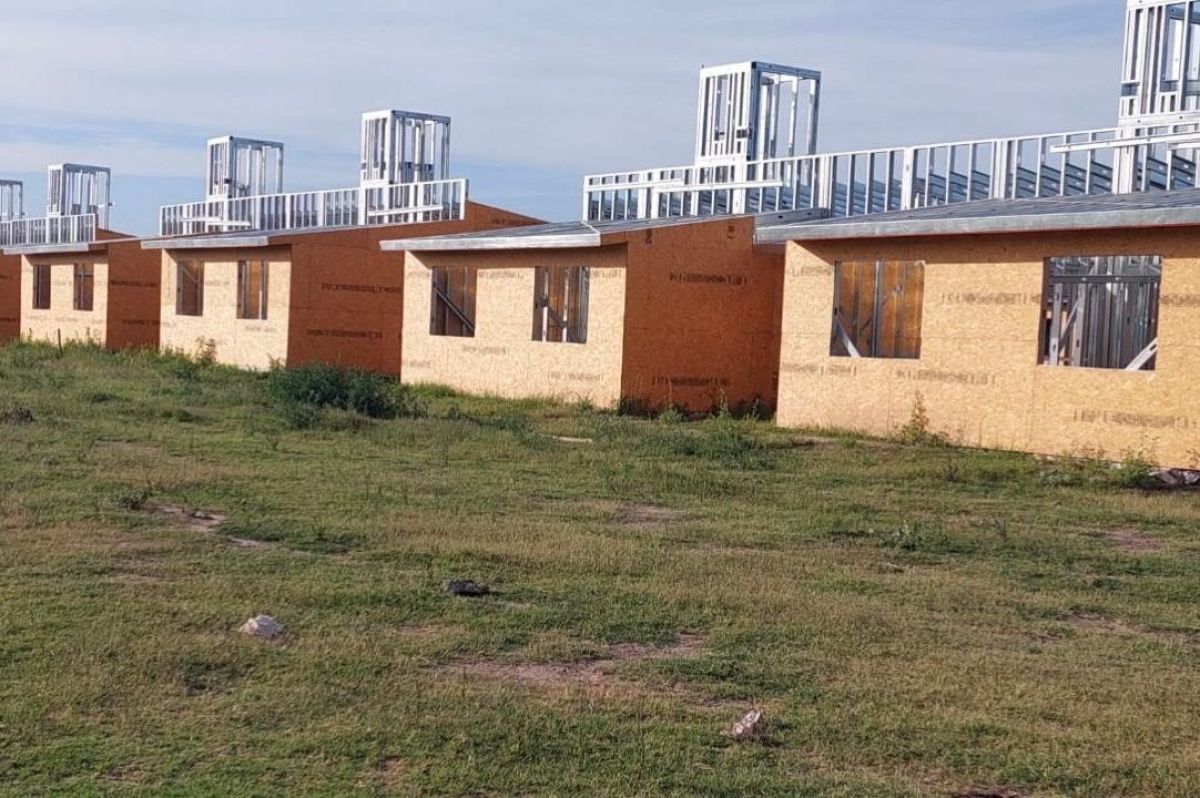 Pausan la construcción de viviendas de Cáritas, a la espera del envío de fondos