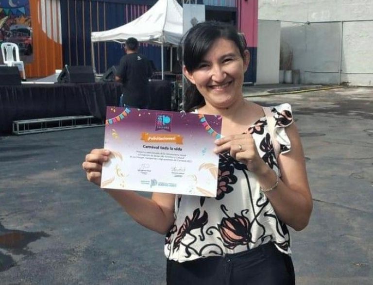 Alegría de Noelia Heredia tras el premio que recibió la comparsa mechitense "Toda la vida"